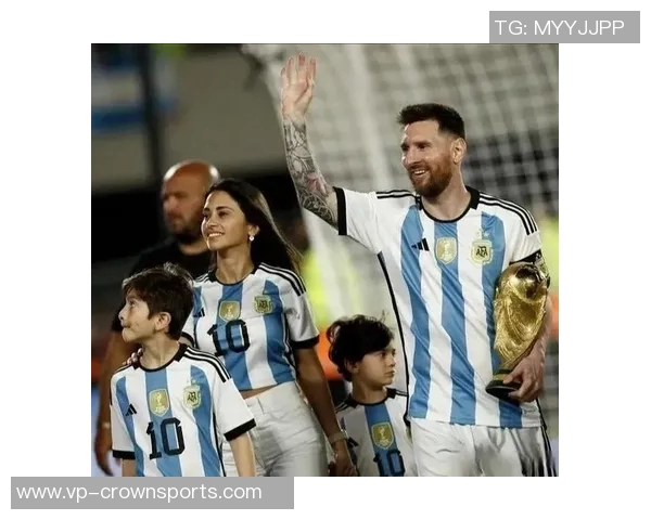 梅西杯青少年锦标赛盛大开幕梅西苏亚雷斯亲临现场助阵巴萨对决河床